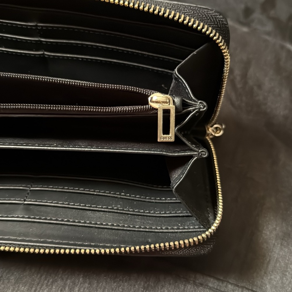GUESS Wallet - Black preowned - Picture 10 of 17